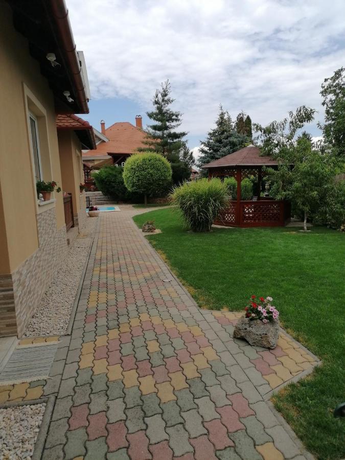 Kaktuszvirag Apartmanhaz ハイデゥソボスロー エクステリア 写真