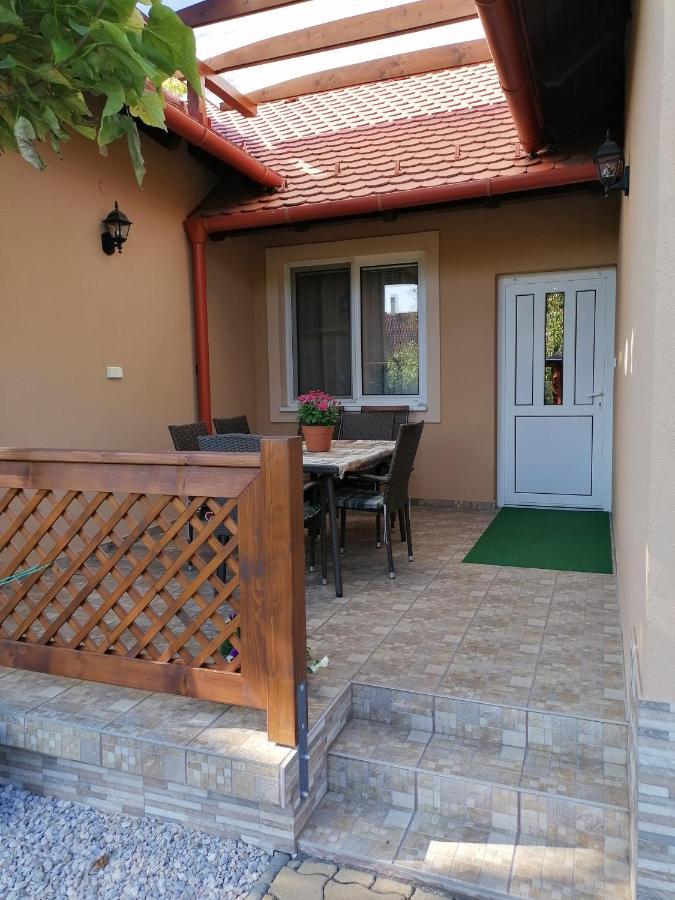 Kaktuszvirag Apartmanhaz ハイデゥソボスロー エクステリア 写真