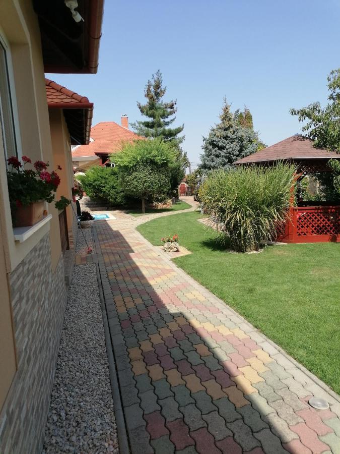 Kaktuszvirag Apartmanhaz ハイデゥソボスロー エクステリア 写真