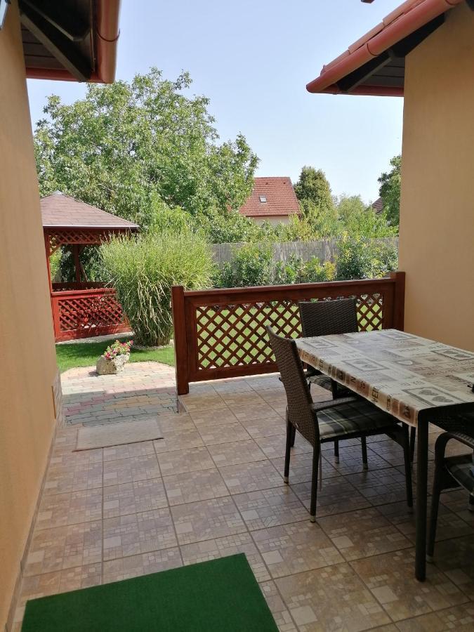 Kaktuszvirag Apartmanhaz ハイデゥソボスロー エクステリア 写真