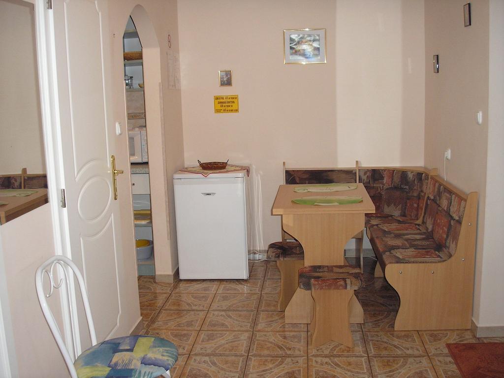 Kaktuszvirag Apartmanhaz ハイデゥソボスロー 部屋 写真